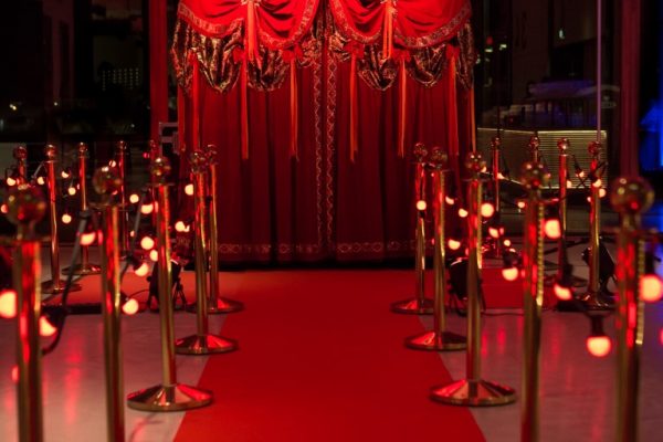 openingsact entree act grande dame rode loper